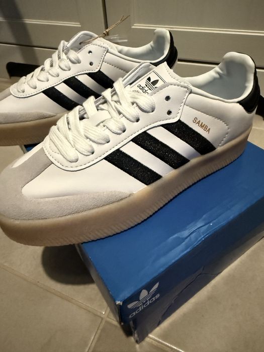 Adidas Samba modelo de mulher