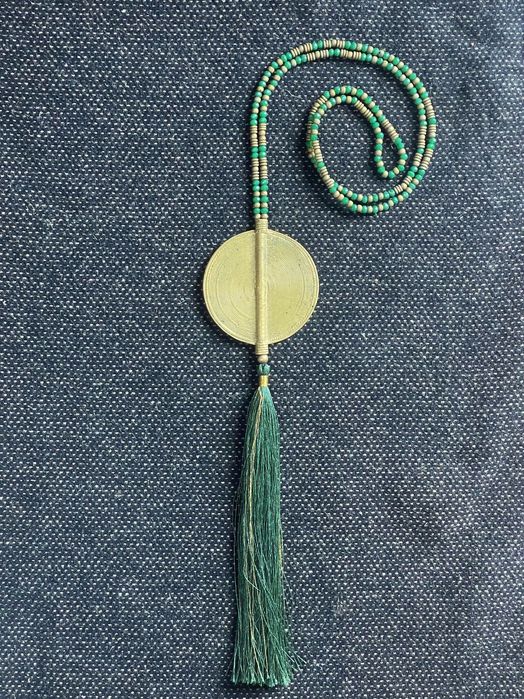 Colar com pendente em latão em estilo tuaregue