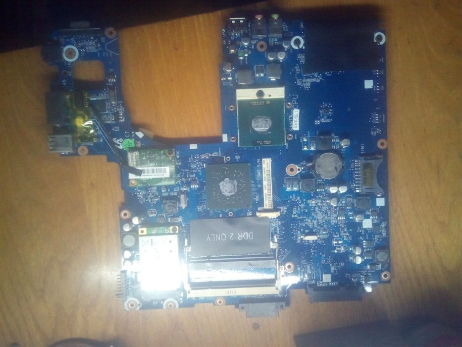 Неробоча материнка на запчастини Samsung r60+