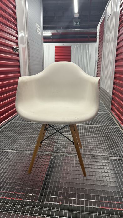 Białe, super wygodne krzesła na drewnianych nogach (łącznie 6 sztuk)