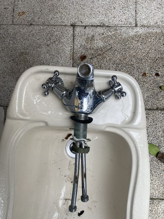 Moveis torneiras e bide casa de banho