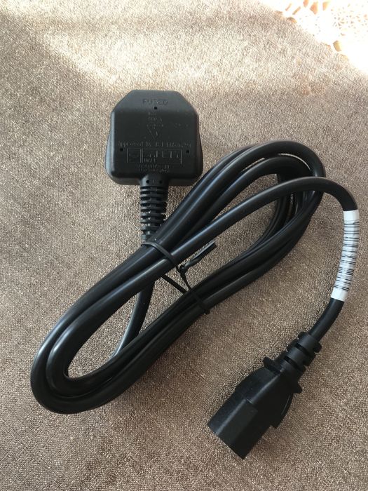 Kabel do komputera z angielską wtyczką.