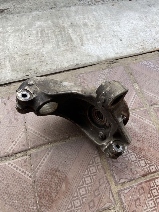 Цапфа/правий поворотний кулак Chrysler 200 2014-2016