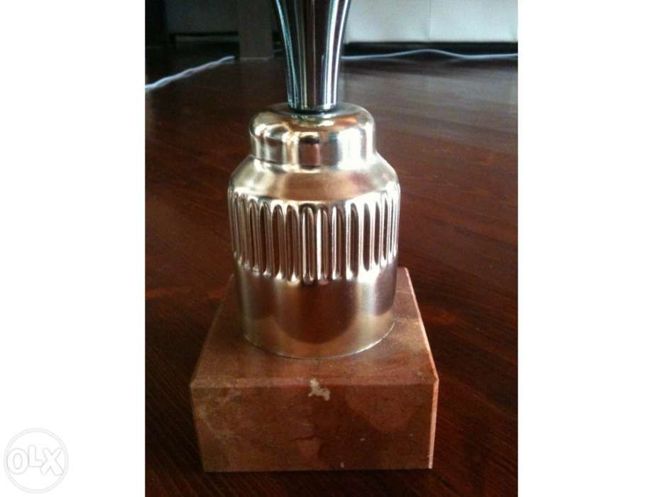 Taça nova com base em mármore