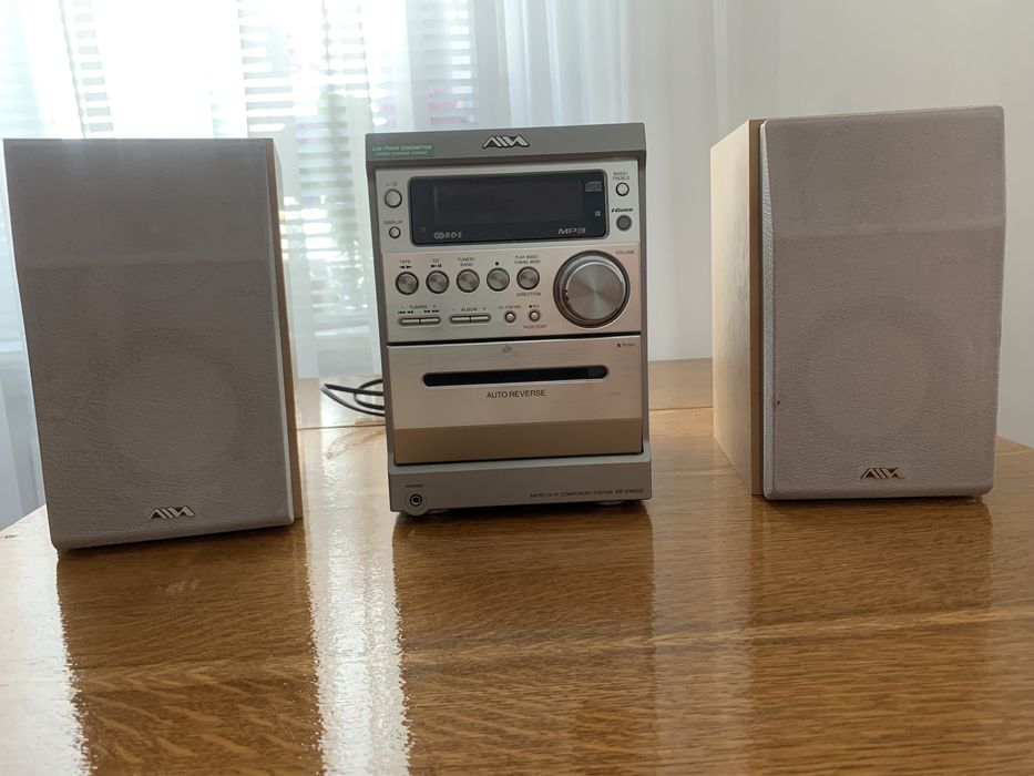 На зображенні представлено музичний центр Aiwa XR-EM333