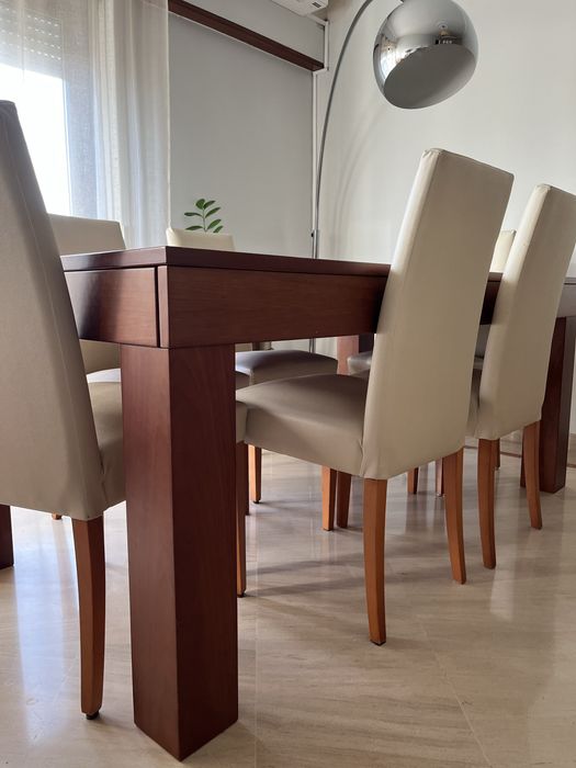 Conjunto de Mesa e cadeiras