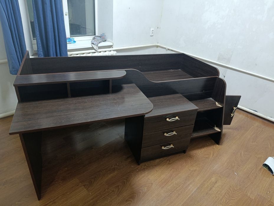 Кровать з робочим місцем