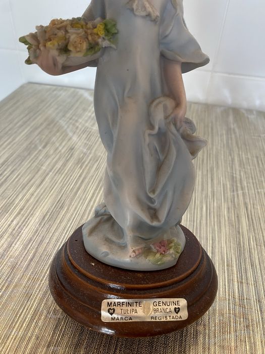 Bonita estátua de florista pintada à mão