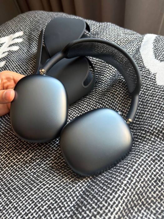 air pods max 1 edition