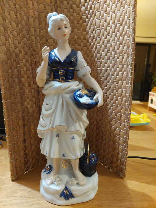 Figurka porcelanowa postać kobiety 32 cm