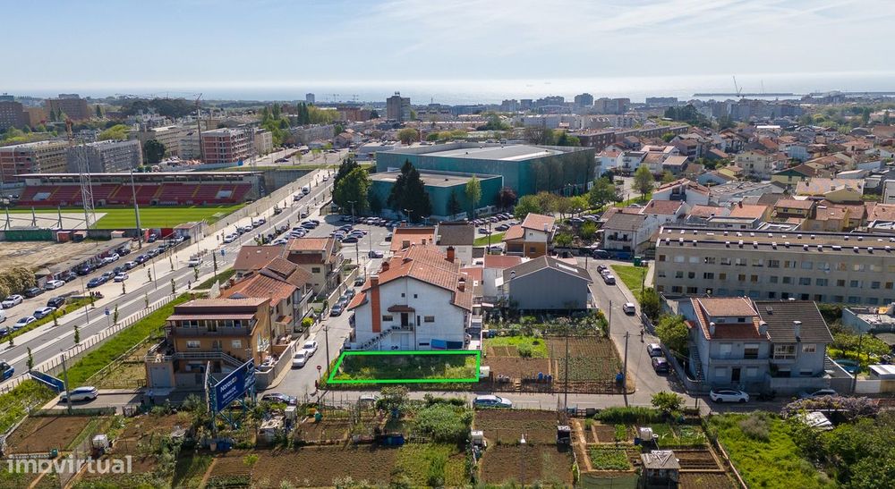 Terreno urbano para construção na Senhora da Hora, com 216m2