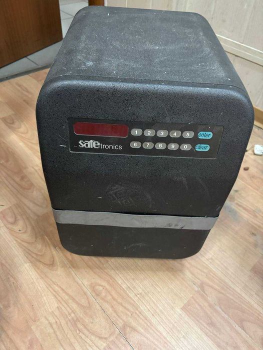 сейф Safetronics для хранения ценностей