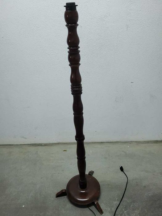 Candeeiro de Pé em Madeira