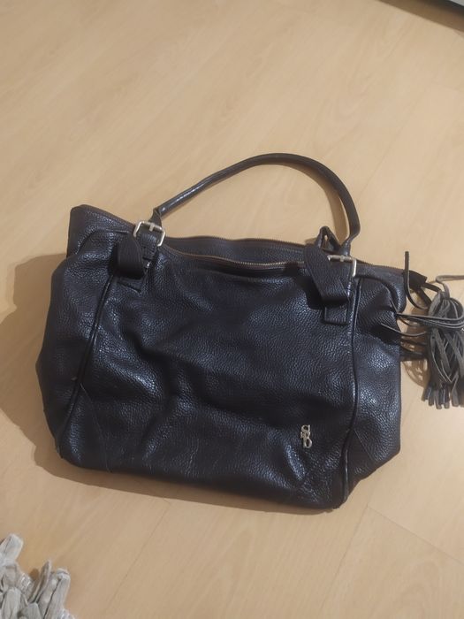 Malas de senhora e uma pasta