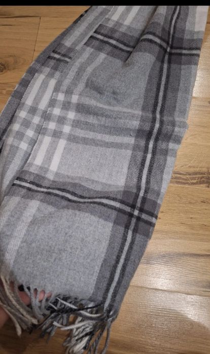 Szalik w kartkę szary