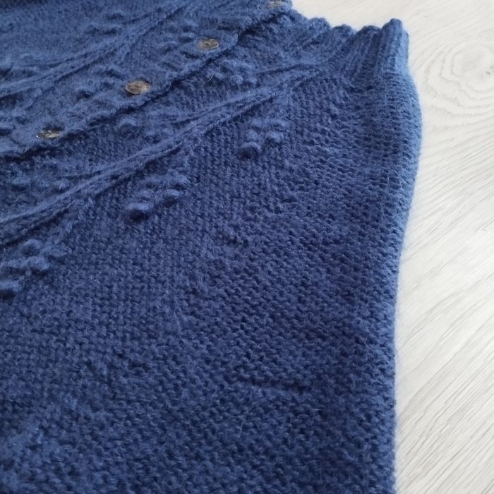 Granatowy sweter handmade z masy perłowej – unikatowy egzemplarz!
