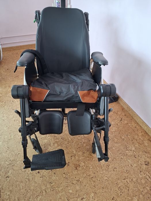 Cadeira de rodas articulada Rea Dahlia 30