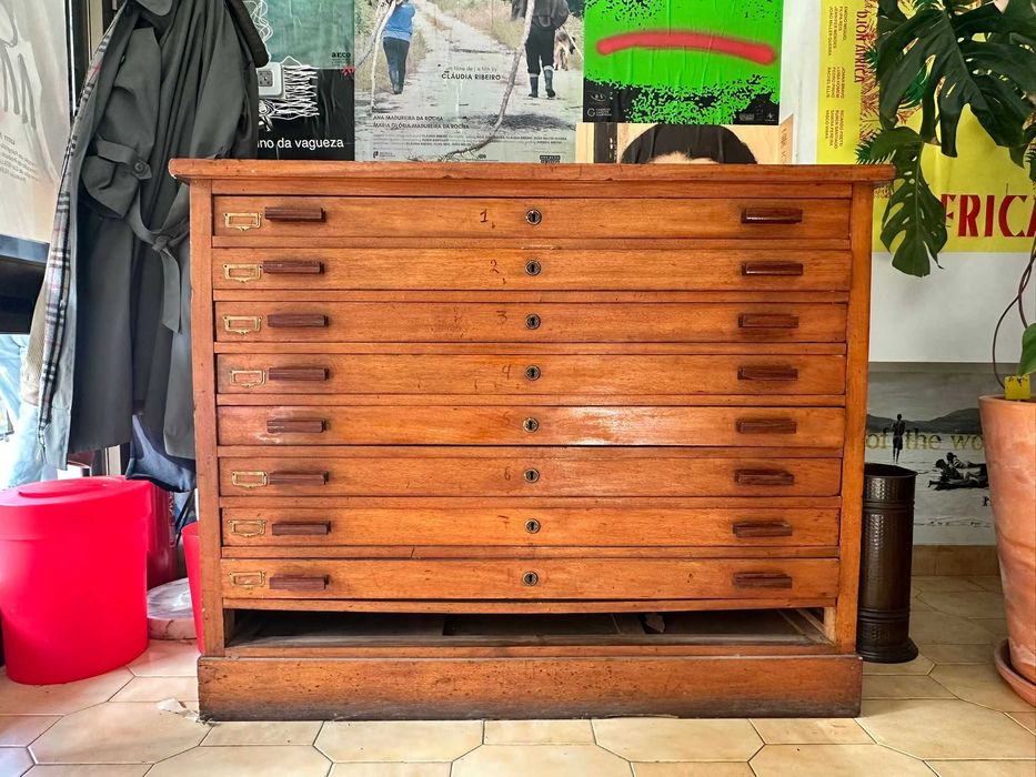 Armário com 8 gavetas