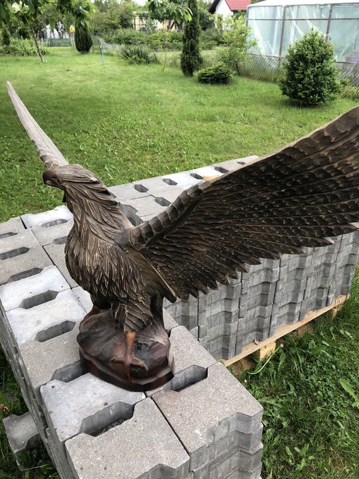 Rzeźba orła z drewna