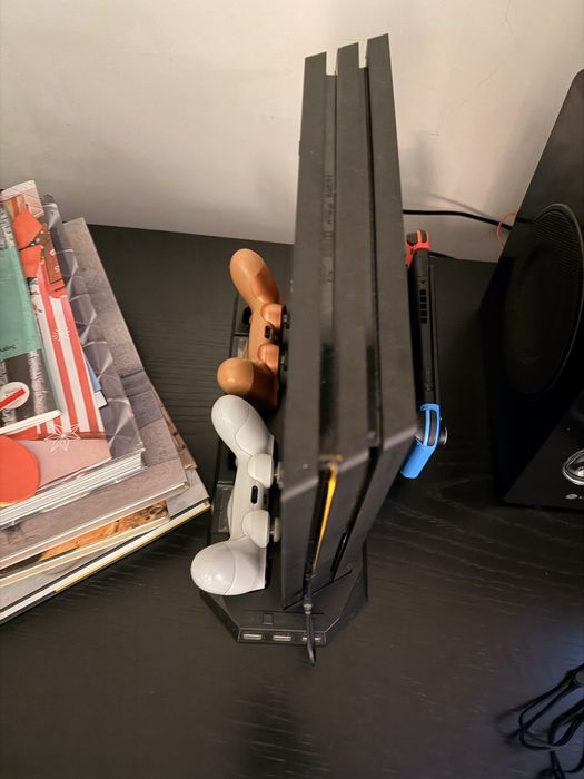 PS4 PRO 1TB + Base de ventilacao e carregamento de comandos