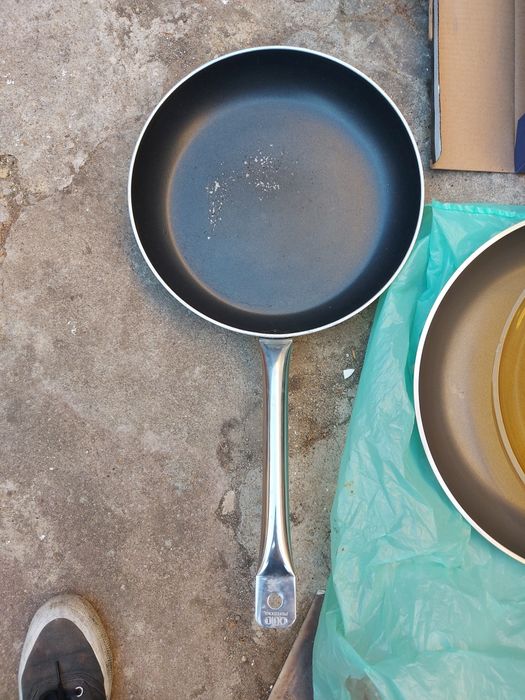 Duas frigideiras para restauração, 32cm e 40cm diâmetro.