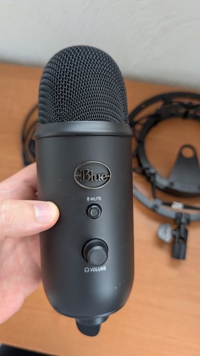 Студійне обладнання Blue Yeti Blackout + Radius II