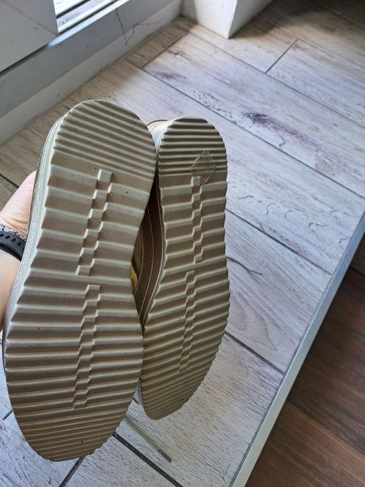 Sprzedam nowe zlote mokasyny