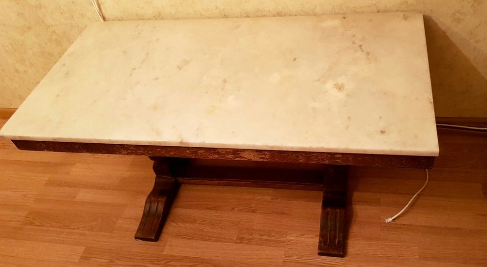 Журнальный столик с мраморной столешницей, в отличном состоянии