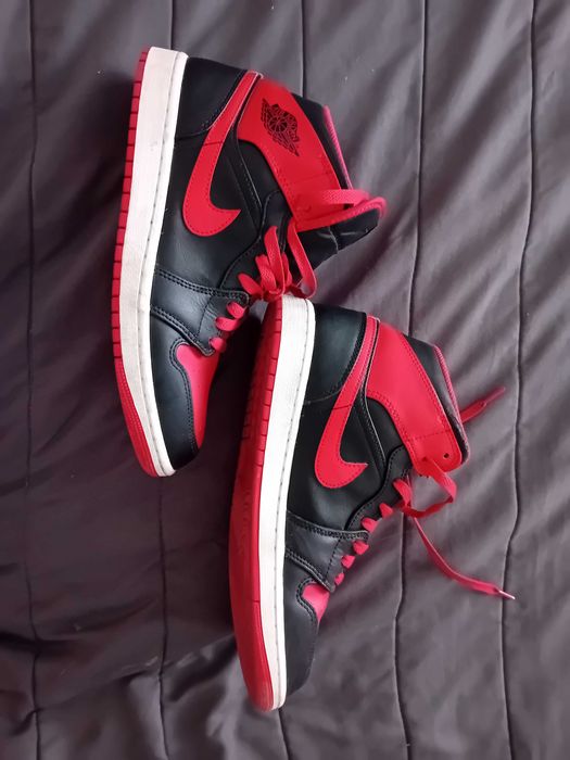Air jordan mid vermelho e preto