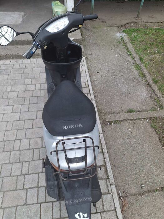 Хонда діо 35 в хорошем состоянии . Заводится со стартера и лапки.