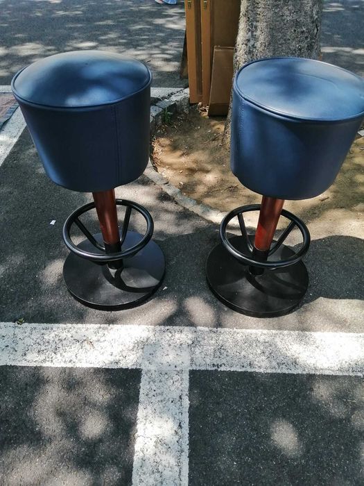 Dois bancos altos tipo bar