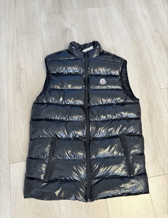 Глянцевая жилетка Moncler