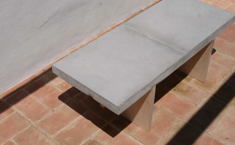 Mesa baixa de cimento e madeira concrete and wooden table