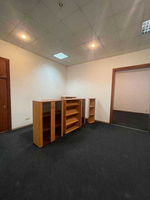 Продам офисные  столы, кресло  б/у в хорошем состоянии