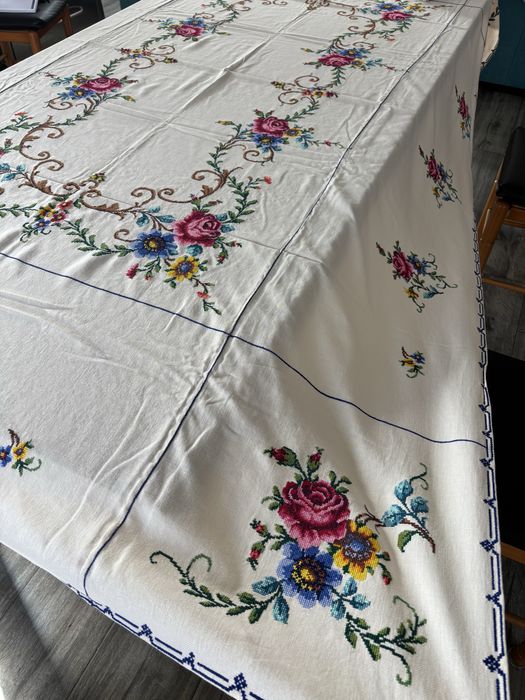 Toalha de mesa bordada a ponto cruz manual 247x163