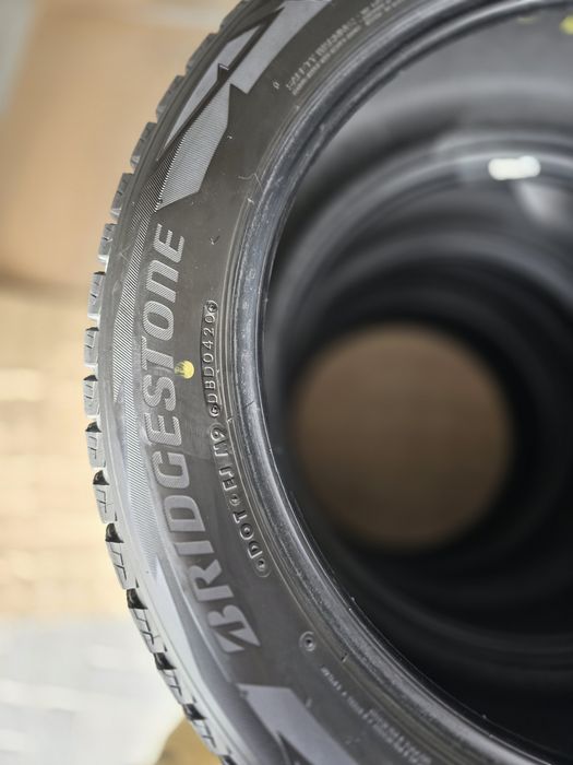 Шини зимові 235/55 R20  Bridgestone Blizzak.