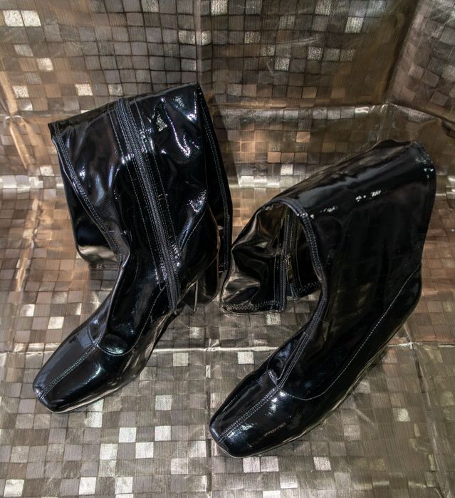 Botas de cano alto pretas em verniz brilhante e salto bloco