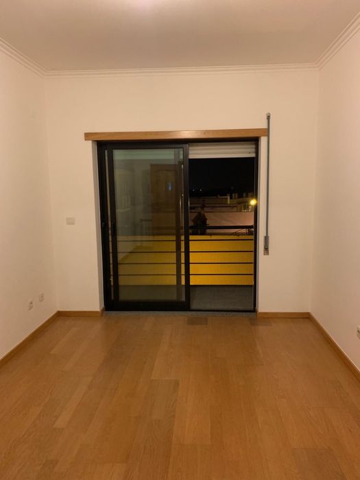 Aluga-se apartamento T3 com garagem