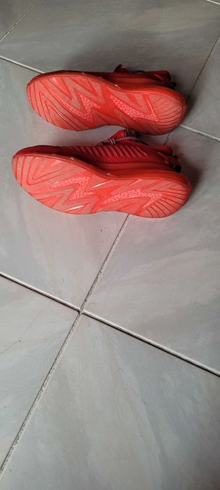 Ténis Vermelhos da marca Tenth, tamanho 42.