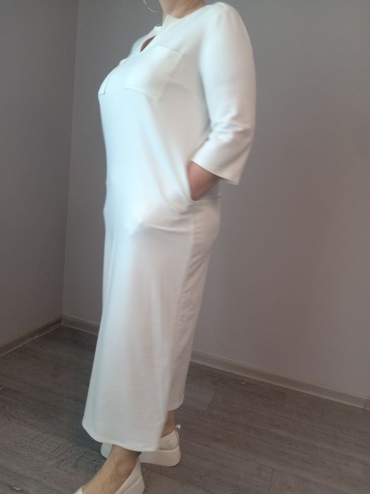 Біла велика сукня