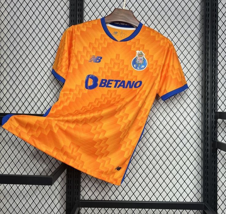 Camisolas de futebol de várias equipas do mundo.