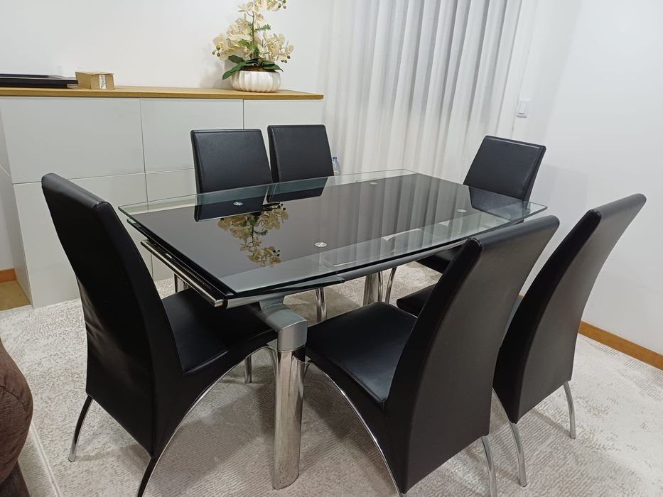 Mesa de jantar e cadeiras incluídas
