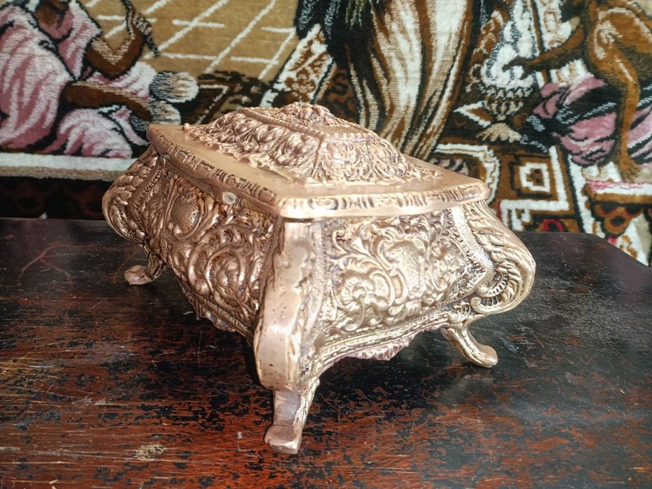 Imponente guarda-jóias antigo estilo barroco, em latão maciço, decoraç