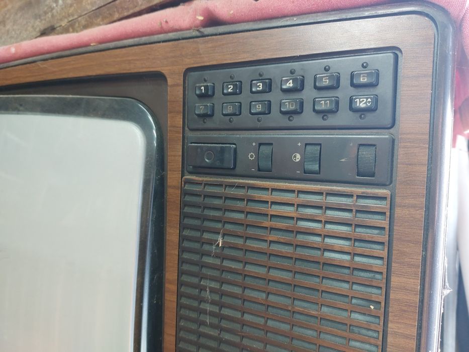 Antiga televisão a cores, década de 80