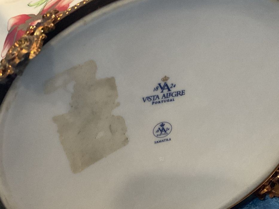 Caixa vista alegre base em metal  pintura manual ,14x15 cm