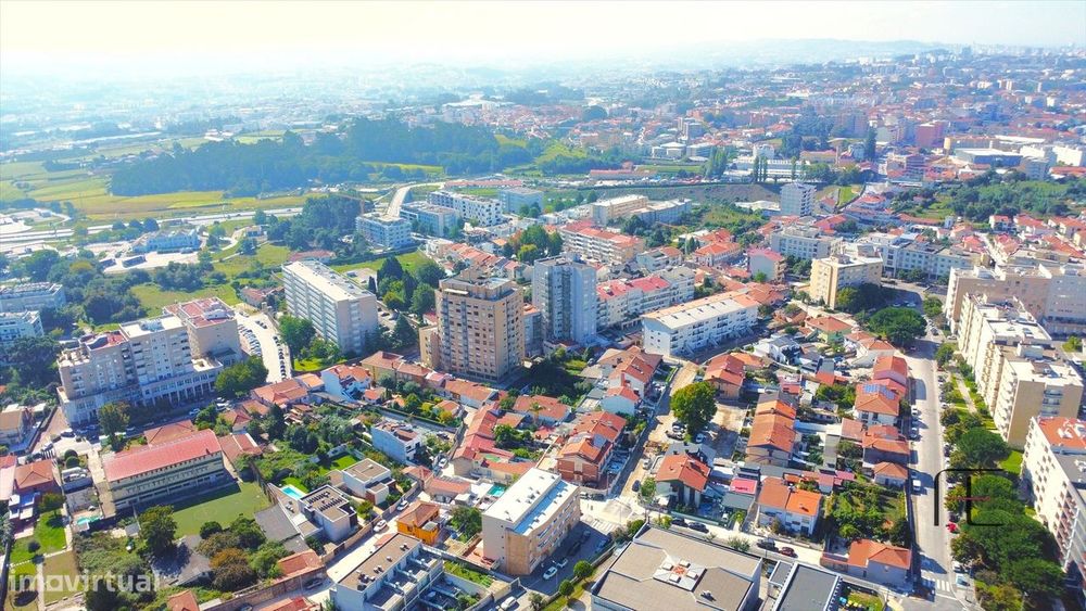 T3+1 com vivência de moradia, garagem fechada e terraço exclusivo de 8