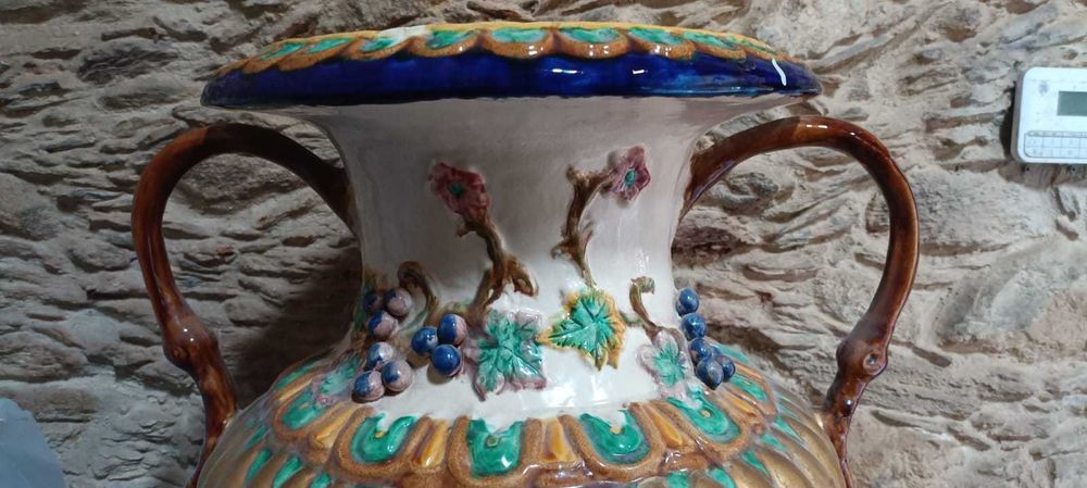Jarro decorativo antigo em faiança – peça rara e de grande escala
