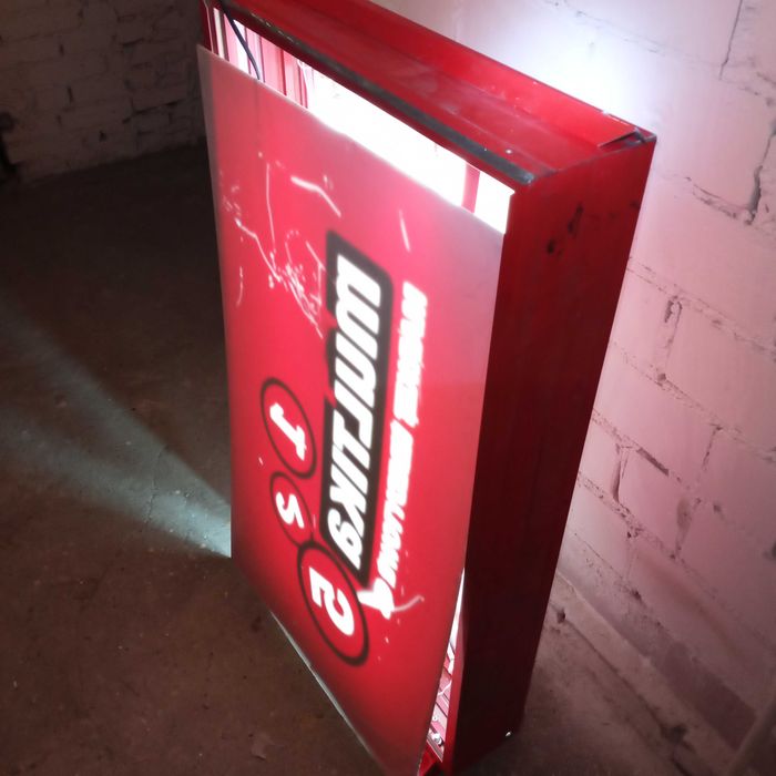 neon reklama  lokal u  bar   retauracja  wielkie  litery oświetle CAFE