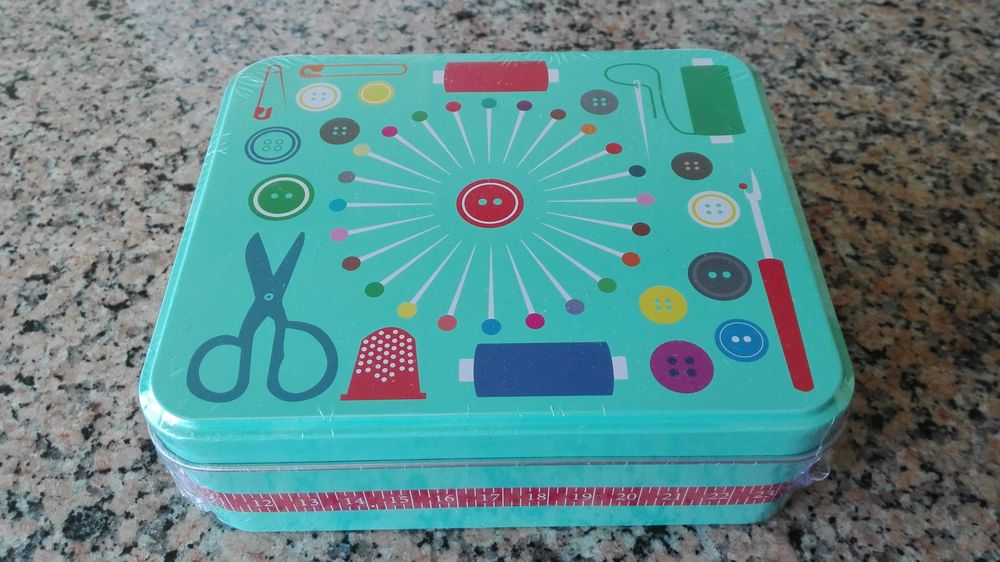 Caixa de costura metálica ainda selada