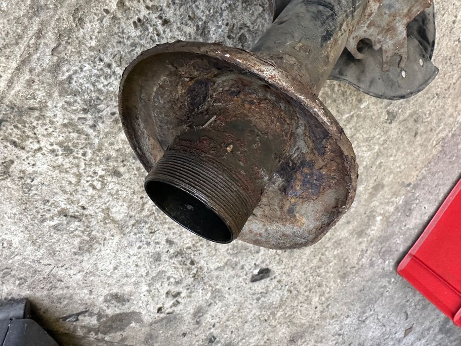 BMW E32 E34 obudowa amortyzator zwrotnica przód LEWA piasta